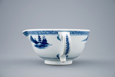 Een Chinese blauw-witte sauskom uit de Nanking cargo, Qianlong