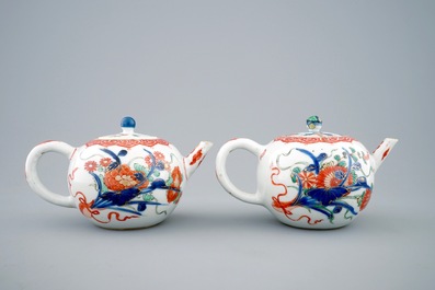 Een paar Chinese verte-Imari theepotten met deksels, Kangxi