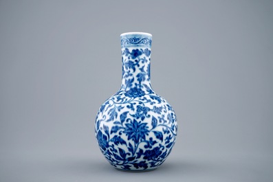 A blue and white Chinese tianqiuping bottle vase with lotus scrolls, 19/20th C.