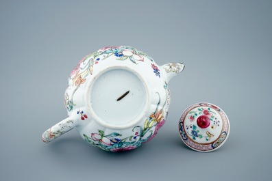 A Chinese famille rose teapot and 2 eggshell cups, Yongzheng, 1723-1735