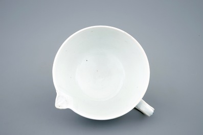 Een Chinese blauw-witte sauskom uit de Nanking cargo, Qianlong