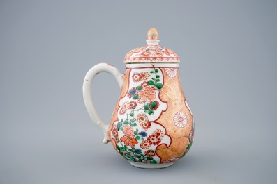 Een Chinese verte-Imari chocoladepot met deksel, Kangxi