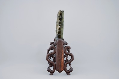 Un &eacute;cran de table chinois en pierre de savon imitant jade vert sculpt&eacute;, 19/20&egrave;me