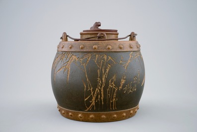 Une th&eacute;i&egrave;re et son couvercle en gr&egrave;s &eacute;maill&eacute; de Yixing avec inscription, Chine, 20&egrave;me