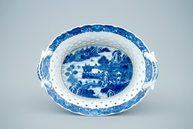 A Chinese blue and white pierced basket on stand, Qianlong, 18th C.