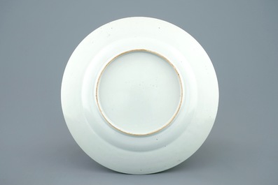 Een Chinees bord met ijzerrood, grisaille en verguld decor van mandenvlechters, Yongzheng, 1723-1735