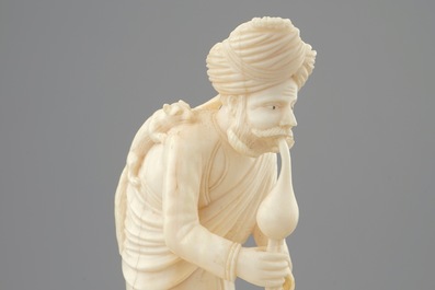 Un groupe en ivoire sculpt&eacute; d'un charmeur de serpent, Inde, vers 1900
