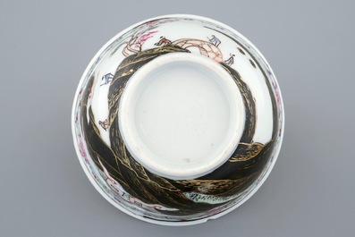 Une tasse et soucoupe en porcelaine de Chine famille rose au paysage montagnard, Yongzheng, 1723-1735