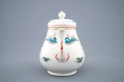 Een Chinese famille rose theepot met landschapsdecor, Qianlong, 18e eeuw