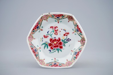 A Chinese famille rose hexagonal covered cup and saucer, Qianlong, 18th C.