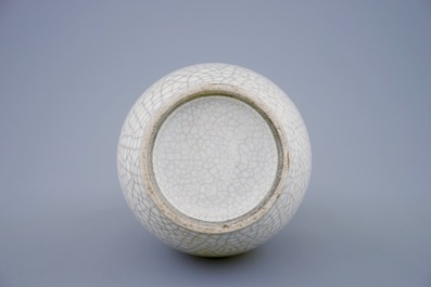 Een monochrome Chinese dubbele gourde vaas met craquel&eacute; glazuur, 19e eeuw