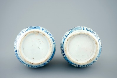Une paire de vases en porcelaine de Chine bleu et blanc de type Kraak, Wanli, 1573-1619