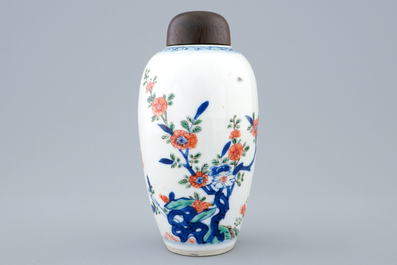 Een Chinese famille verte vaas met houten deksel, Kangxi