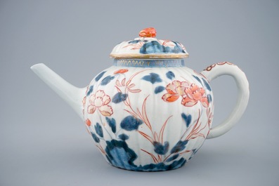 Une th&eacute;i&egrave;re et son couvercle en porcelaine Imari de Japon, 18&egrave;me