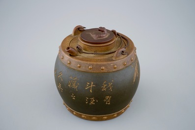 Une th&eacute;i&egrave;re et son couvercle en gr&egrave;s &eacute;maill&eacute; de Yixing avec inscription, Chine, 20&egrave;me