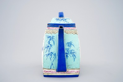 Een grote beschilderde Chinese Yixing steengoed theepot met deksel, 19e eeuw