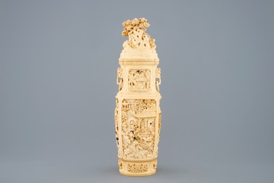 Un vase et son couvercle en ivoire sculpt&eacute; &agrave; d&eacute;cor de figures dans un paysage, vers 1900