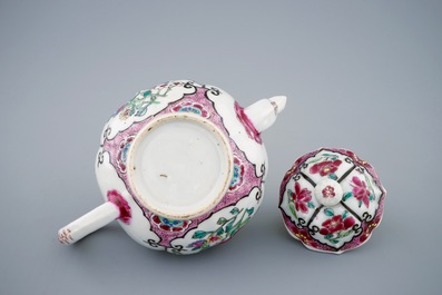 Een Chinese famille rose theepot met deksel, Yongzheng/Qianlong