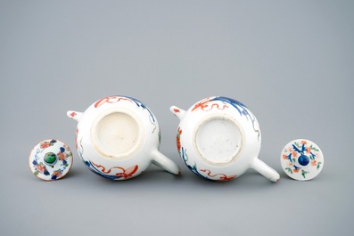 Een paar Chinese verte-Imari theepotten met deksels, Kangxi