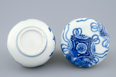 Une bo&icirc;te couverte en porcelaine de Chine bleu et blanc, &eacute;poque Transition, 1620-1683