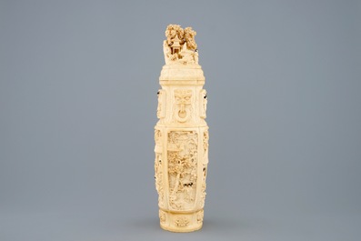 Un vase et son couvercle en ivoire sculpt&eacute; &agrave; d&eacute;cor de figures dans un paysage, vers 1900