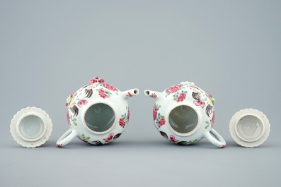Een paar Chinese famille rose theepotten met hanen, Yongzheng, 1723-1735