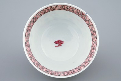 Een Chinese famille rose kop en schotel met wapendecor, Yongzheng/Qianlong