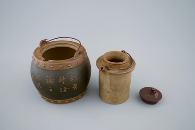 Une th&eacute;i&egrave;re et son couvercle en gr&egrave;s &eacute;maill&eacute; de Yixing avec inscription, Chine, 20&egrave;me