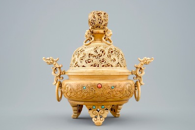 Un br&ucirc;le-parfum en ivoire sculpt&eacute; sur socle en bois, Chine, 19&egrave;me