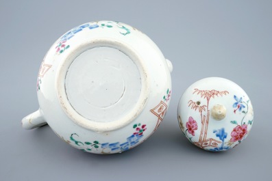 Een grote Chinese famille rose theepot, Yongzheng/Qianlong