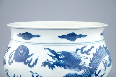 Un br&ucirc;le-parfum en porcelaine de Chine bleu et blanc aux dragons, Kangxi