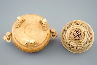 Un br&ucirc;le-parfum en ivoire sculpt&eacute; sur socle en bois, Chine, 19&egrave;me