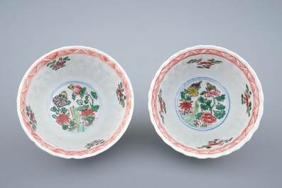 Een paar Chinese famille verte koppen en schotels, Kangxi