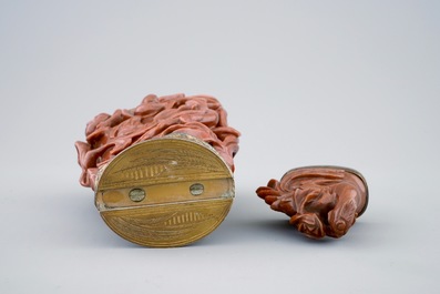Un vase couvert en pierre d'or sculpt&eacute;e et mont&eacute; en bronze par Maquet &agrave; Paris, 19/20&egrave;me