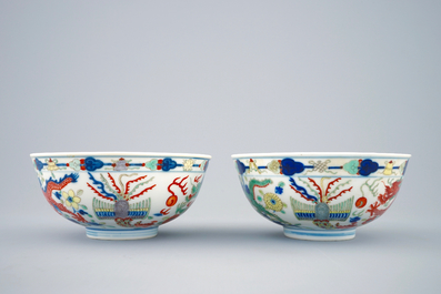 Une paire de bols aux dragons et ph&eacute;nix en porcelaine de Chine wucai, marque et p&eacute;riode de Guangxu