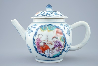 Une th&eacute;i&egrave;re en porcelaine de Chine &agrave; d&eacute;cor mandarin, Qianlong, 18&egrave;me