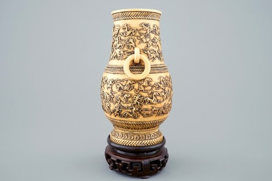 Un vase de forme hu en ivoire sculpt&eacute;, Chine, 19&egrave;me