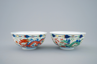 Une paire de bols aux dragons et ph&eacute;nix en porcelaine de Chine wucai, marque et p&eacute;riode de Guangxu