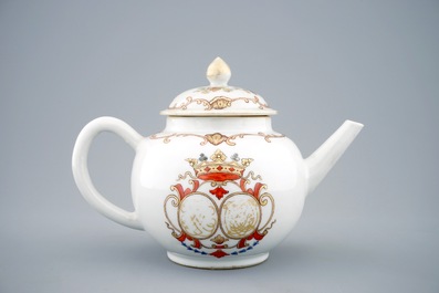 A Chinese export porcelain monogrammed teapot and cover, Qianlong, 18th C.