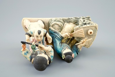 Een Chinese polychrome ivoren groep van dames met kind, 19/20e eeuw