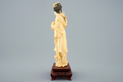 Une figure d'une musicienne en ivoire sculpt&eacute; sur socle, d&eacute;but du 20&egrave;me
