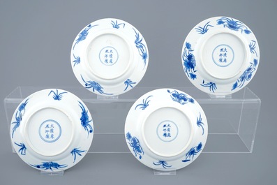 Een set van 4 blauw-witte Chinese borden met vissen, Kangxi merk en periode