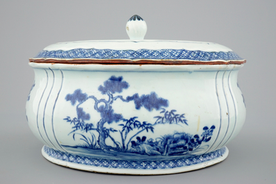 Een blauw-witte Chinese terrine met deksel, Qianlong, 18e eeuw
