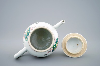 Een Chinese famille rose theepot met Europees decor van het "Afscheid van de zeeman", Qianlong, 18e eeuw