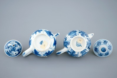 Une paire de th&eacute;i&egrave;res en porcelaine de Chine bleu et blanc, Kangxi
