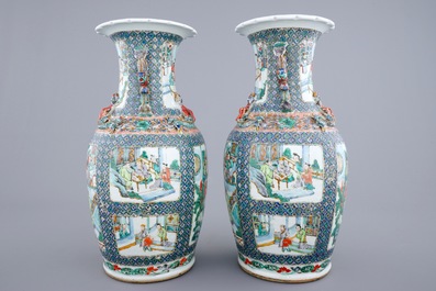 Une paire de vases en porcelaine de Chine famille verte, 19&egrave;me