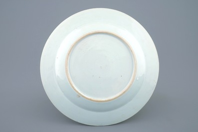 Een Chinees famille rose en verguld bord met landschapsdecor in de stijl van Meissen, Qianlong, 18e eeuw
