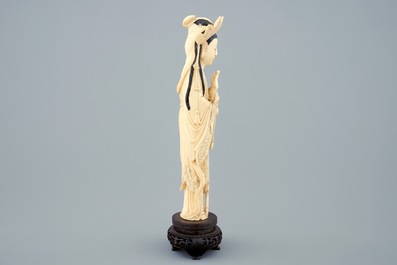Une figure de Guanyin en ivoire sculpt&eacute; sur socle en bois, d&eacute;but du 20&egrave;me
