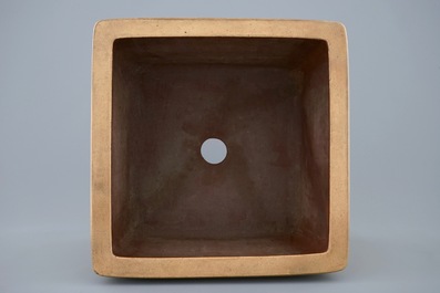 Een Chinese Yixing cachepot met beschildering en inscriptie, 20e eeuw