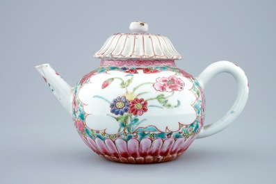 Een Chinese famille rose theepot met deksel in lotusvorm, Yongzheng, 1723-1735